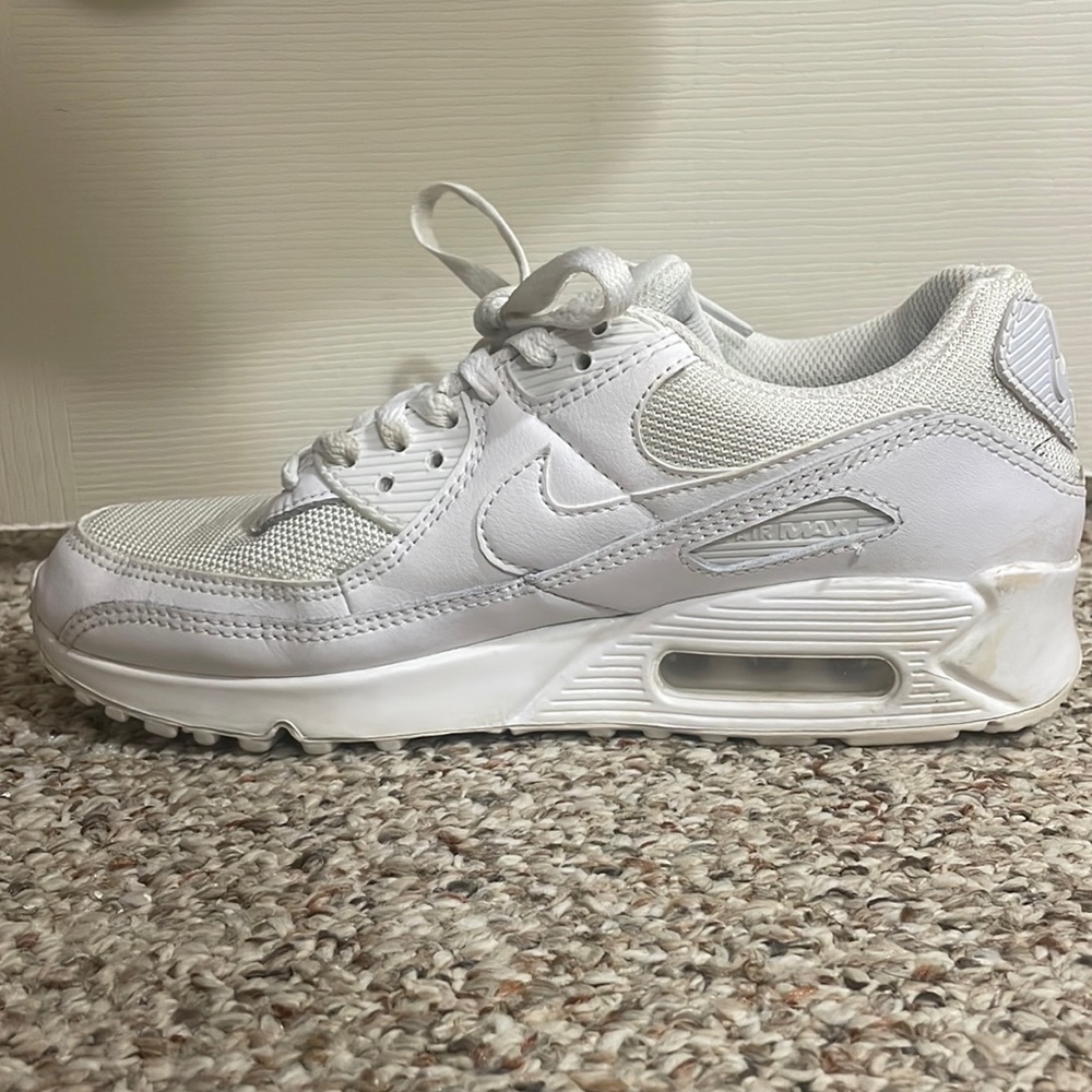 White Nike air maxes size 8